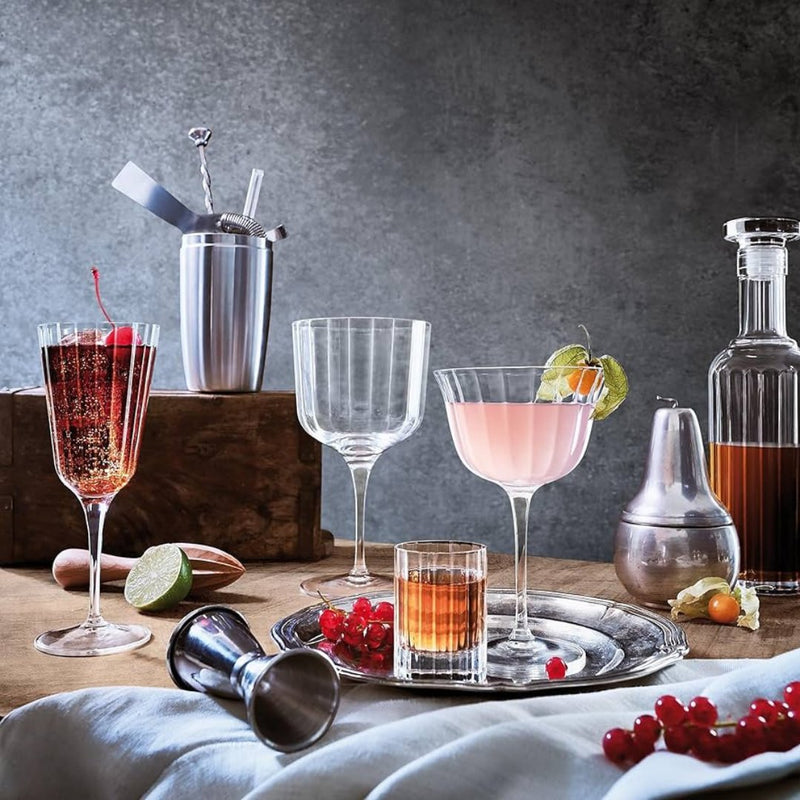 Cocktailgläser und Kelche