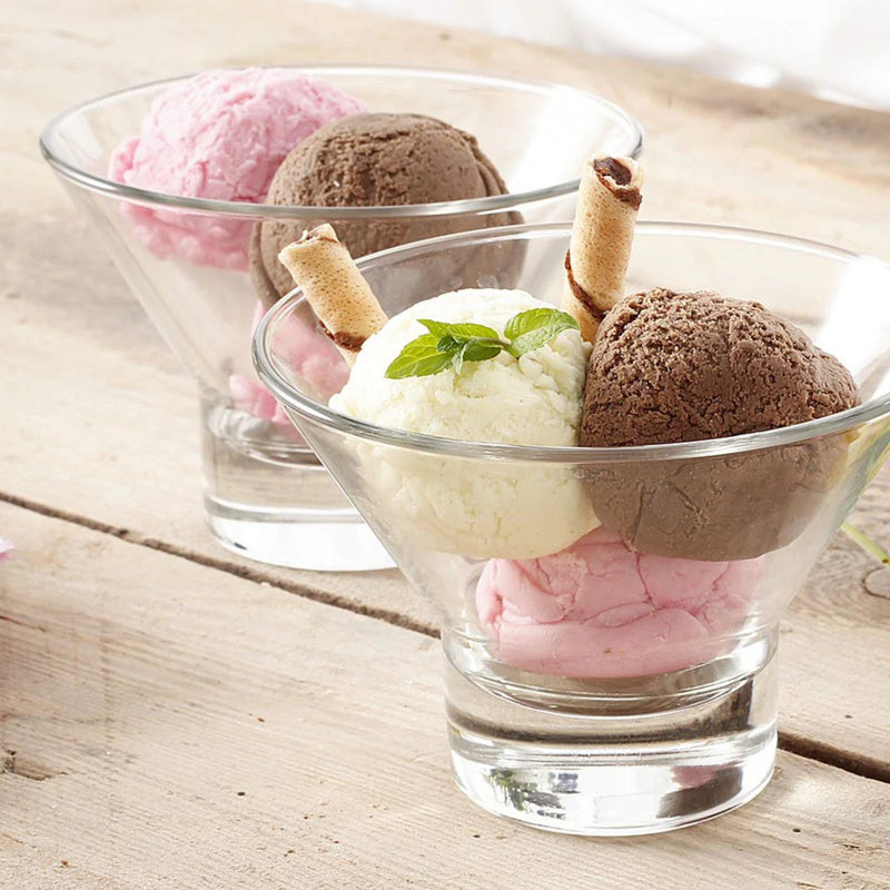 Eisbecher und Obstsalat