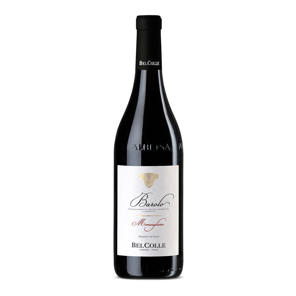 Bottiglia di vino rosso Barolo, vetro scuro con etichetta bianca e dettagli oro e rossi, su sfondo bianco.