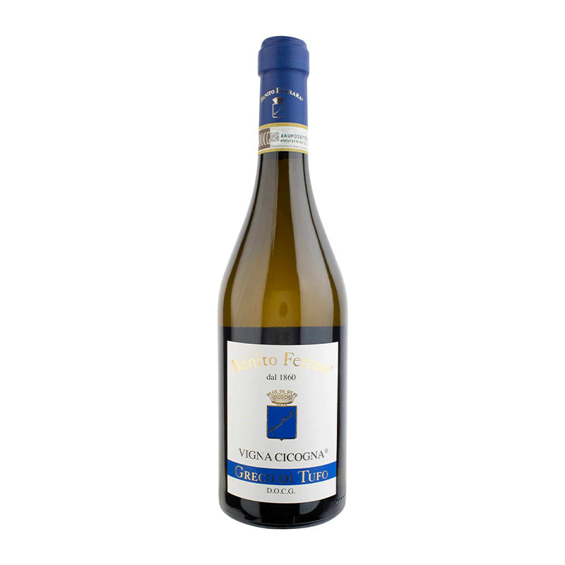 bottiglia di vino bianco con etichetta bianca e azzurra con scritte Benito Ferrara, Vigna Cicogna, Greco di Tufo su sfondo bianco