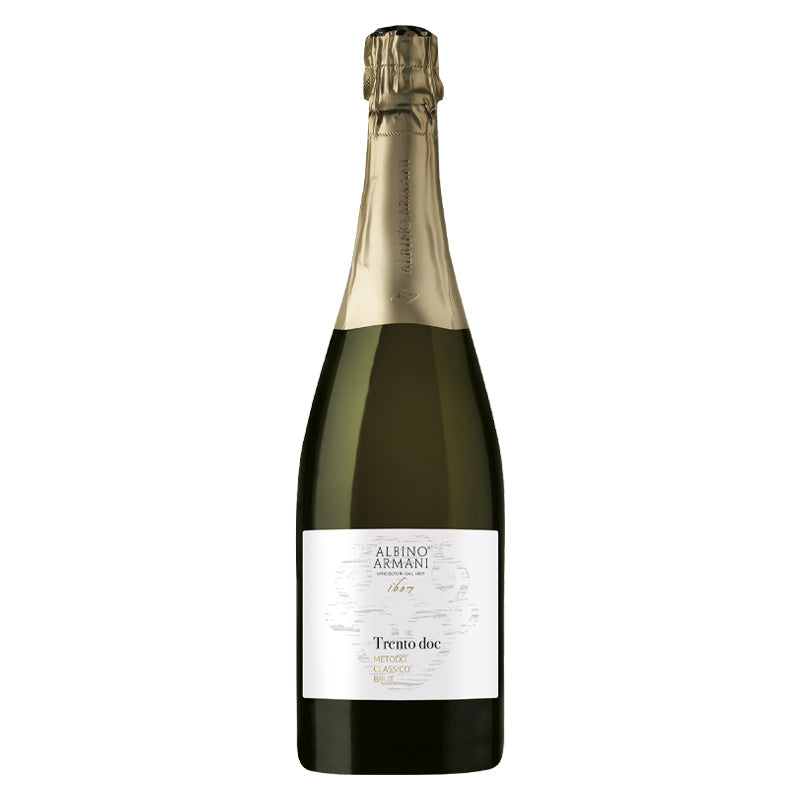 bottiglia di spumante Trento DOC Albino Armani con etichetta bianca e tappo oro su sfondo bianco