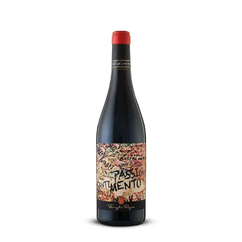 Bottiglia di vino rosso con etichetta decorativa colorata e scritte in nero, tappo rosso, su sfondo neutro.