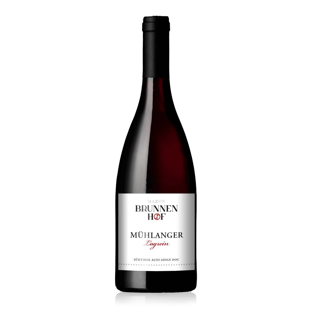 Bottiglia di vino rosso dalla forma affusolata, etichetta bianca con scritte nere e rosse, fondo nero.