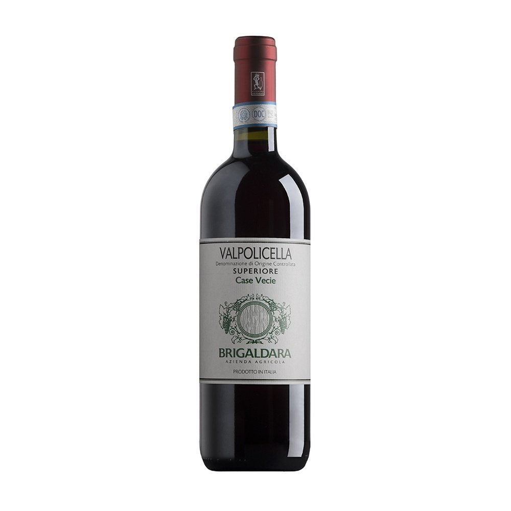 Bottiglia di vino rosso Valpolicella Superiore, etichetta chiara con ornamentazioni e dettagli verdi, tappo rosso.