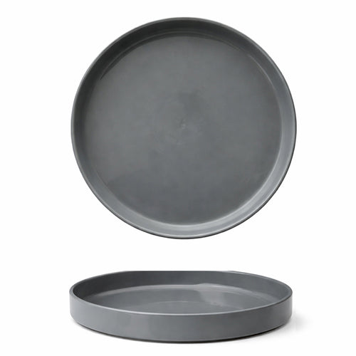due piatti rotondi grigi in ceramica, uno visto dall'alto e l'altro di profilo su sfondo bianco