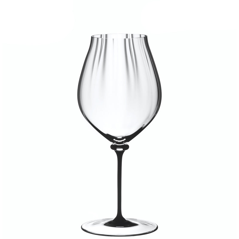 Calice da vino trasparente in vetro con stelo sottile e ampia coppa sagomata su sfondo bianco.