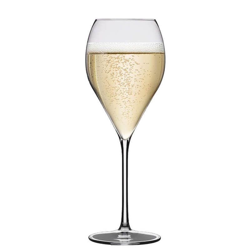 Calice di vetro trasparente contenente vino frizzante colore giallo paglierino con bollicine, sfondo bianco.