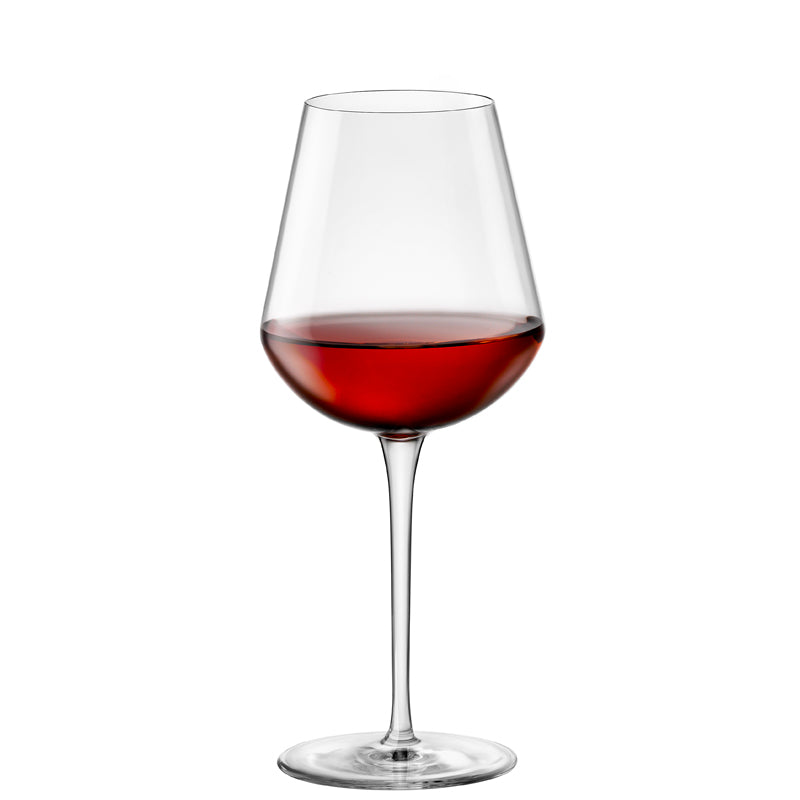 Calice di vetro trasparente con vino rosso, forma armoniosa, base tonda e stelo lungo, su sfondo bianco.