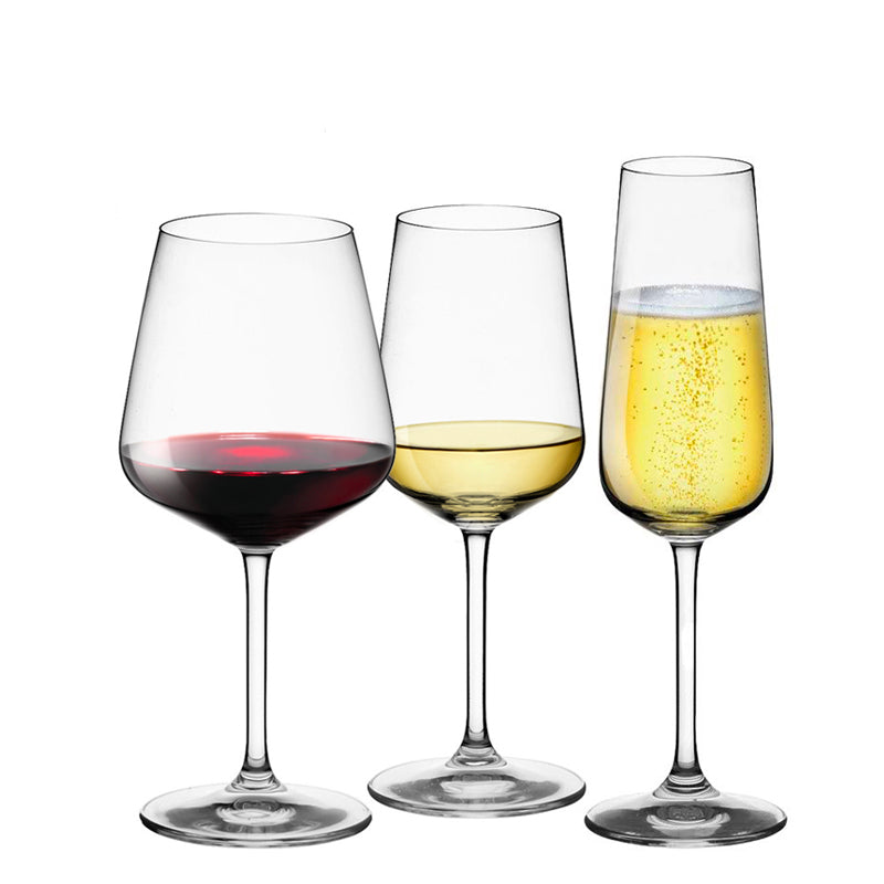 Tre bicchieri di vetro trasparente con diverse bevande: rosso, bianco e spumante, su sfondo bianco.