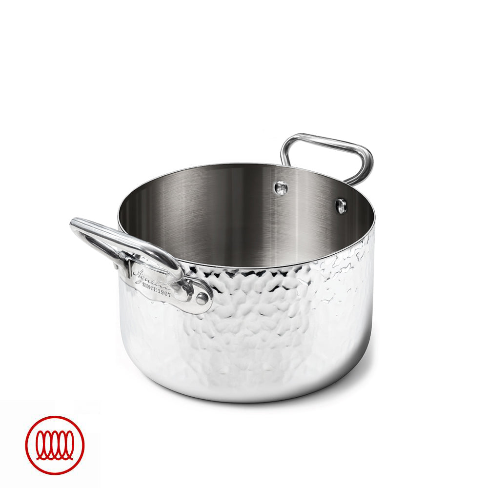 Pentola in acciaio inox con superficie martellata, doppio manico e finitura lucida, su sfondo bianco.