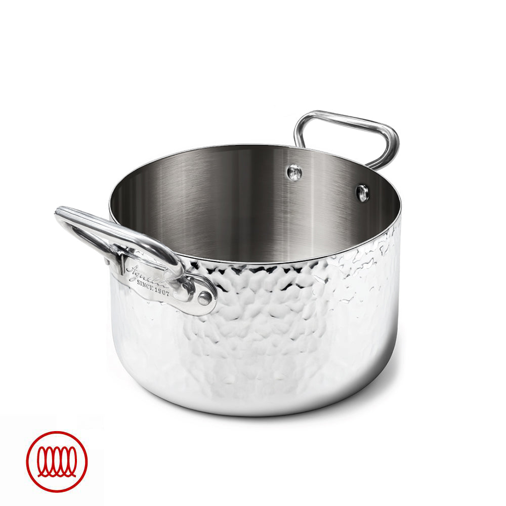 Pentola bassa in acciaio inox con finitura martellata e doppio manico tubolare lucido, senza coperchio, su sfondo bianco.