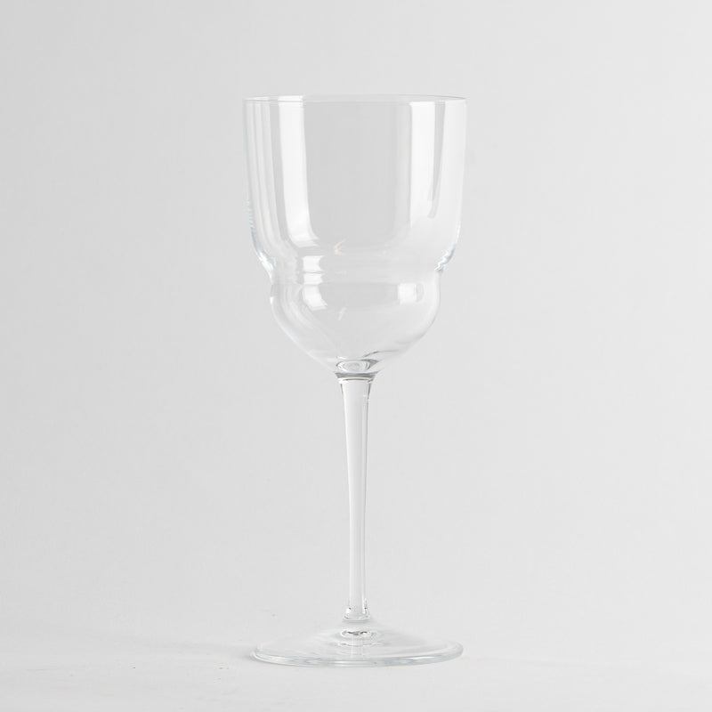 calice trasparente in vetro con stelo sottile su sfondo bianco uniforme