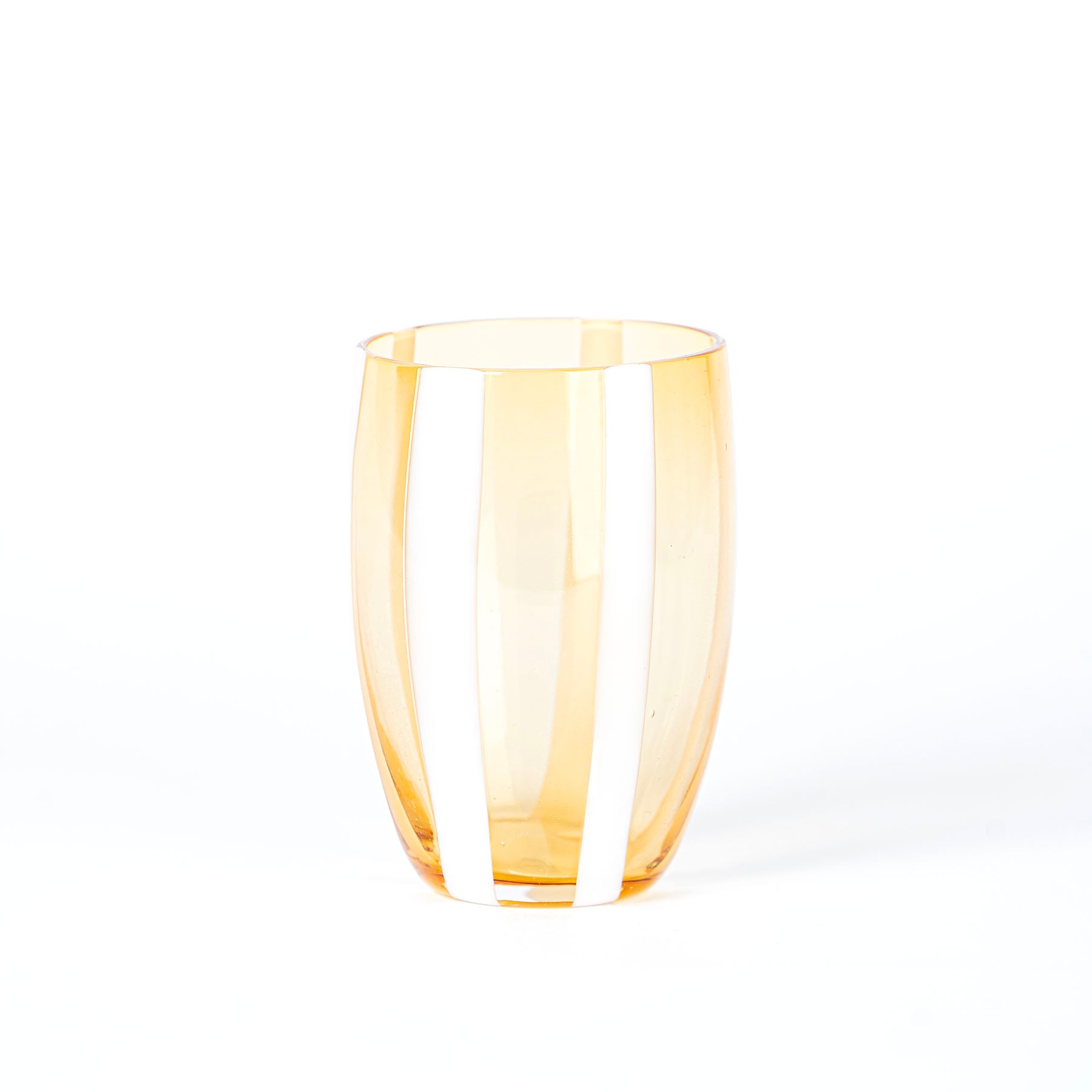 Bicchiere di vetro trasparente arancione con righe verticali bianche, superficie lucida, sfondo bianco minimalista.