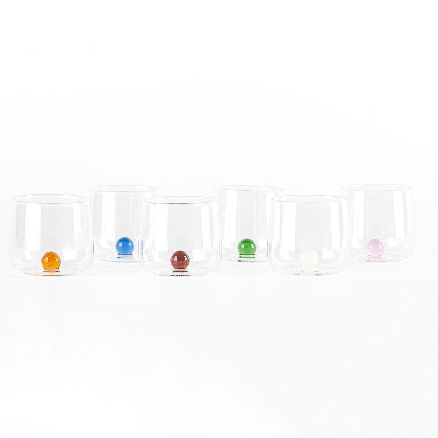 Set di sei bicchieri trasparenti con base doppia, ciascuno contiene una sfera colorata diversa: arancione, blu, rossa, verde, bianca e rosa, su