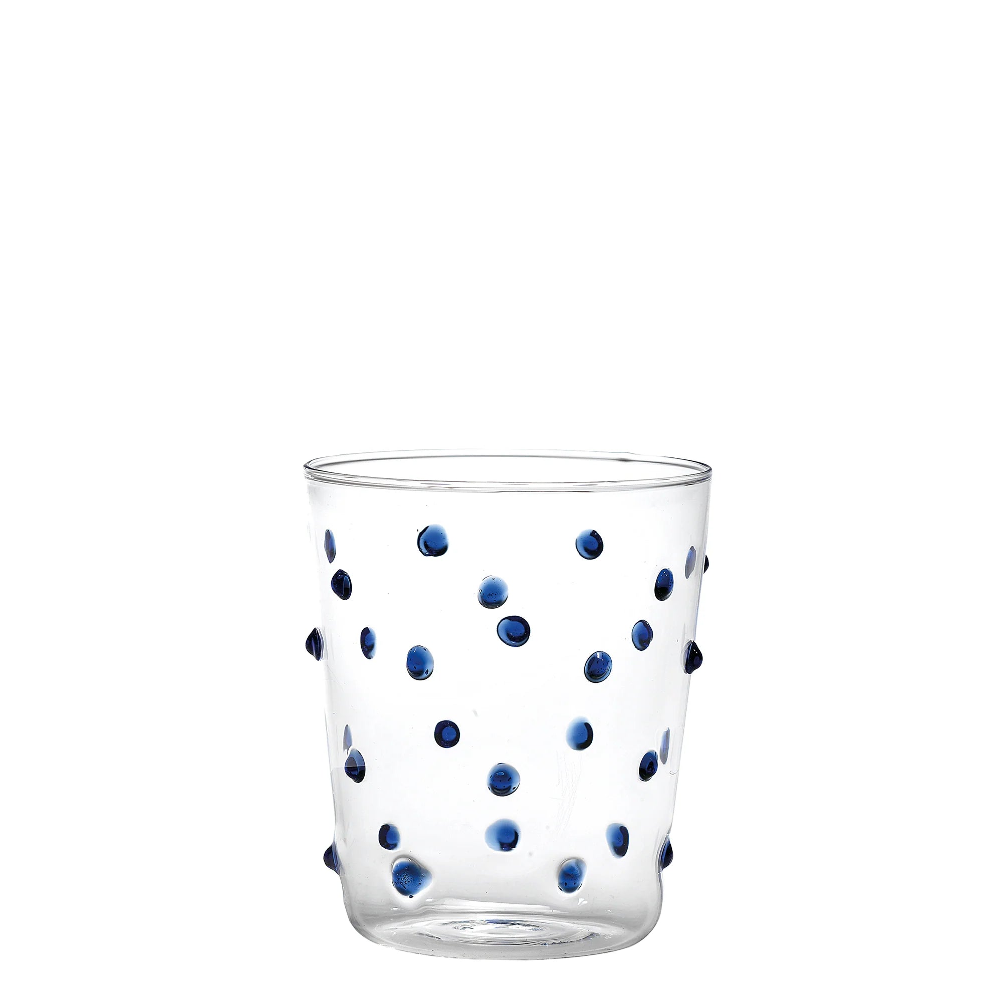 Bicchiere trasparente in vetro con piccoli rilievi tondi blu distribuiti su tutta la superficie, sfondo bianco.