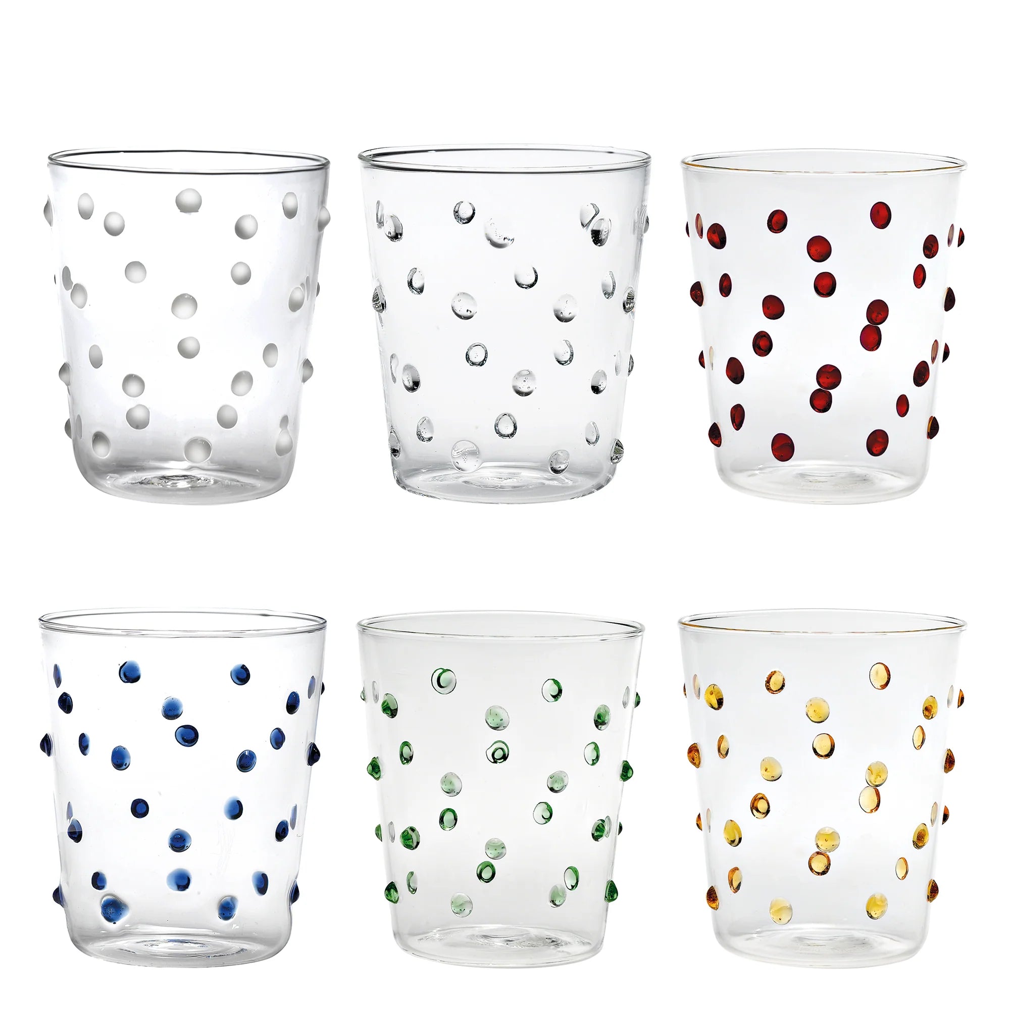Sei bicchieri di vetro trasparente con puntini in rilievo di vari colori: bianco, trasparente, rosso, blu, verde e giallo disposti su sfondo bianco.