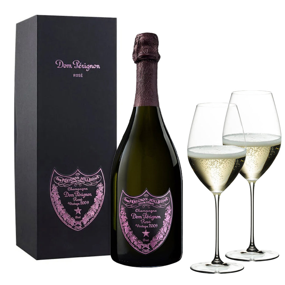 Bottiglia e scatola nera di champagne Dom Pérignon Rosé Vintage 2009 con due calici trasparenti di champagne con bollicine.