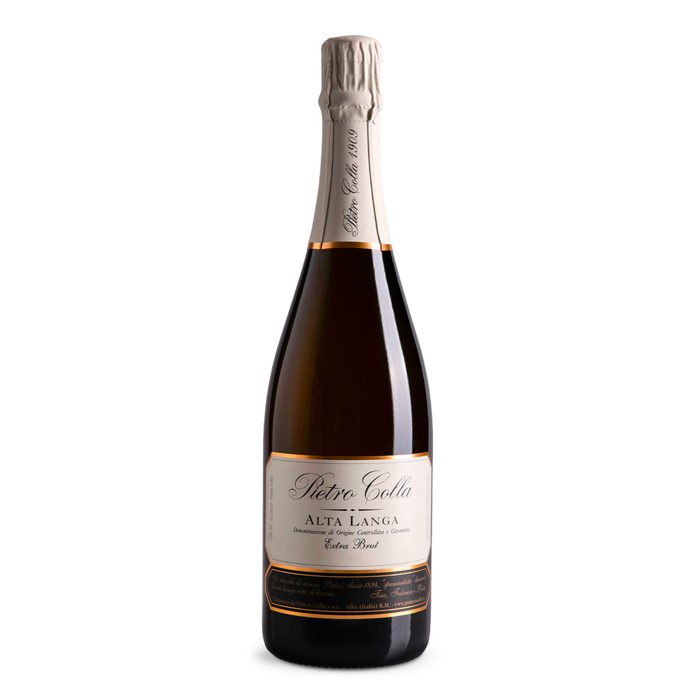Bottiglia di spumante Pietro Colla Alta Langa Extra Brut con etichetta beige e dettagli oro su sfondo bianco.