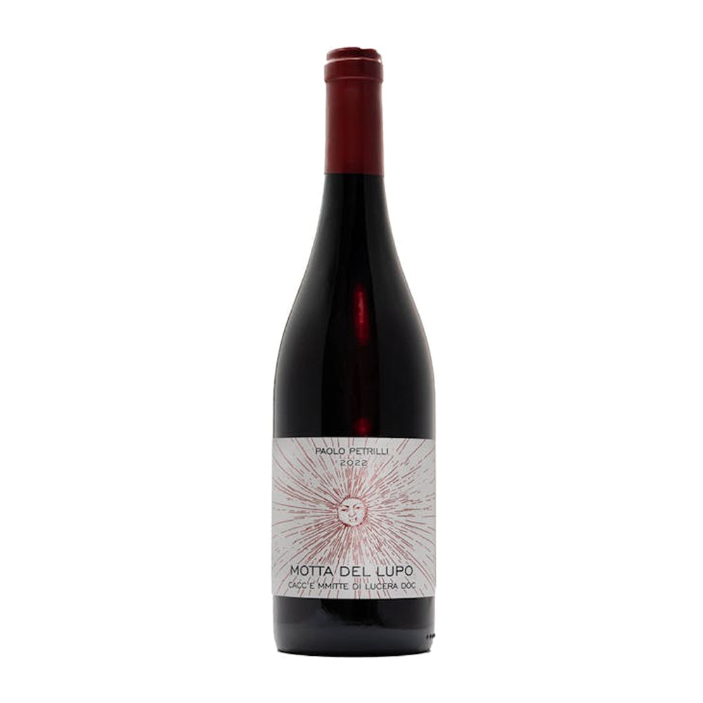 Bottiglia di vino rosso con etichetta bianca decorata da sole stilizzato e scritte "Paolo Petrilli 2022 Motta Del Lupo" su sfondo bianco.
