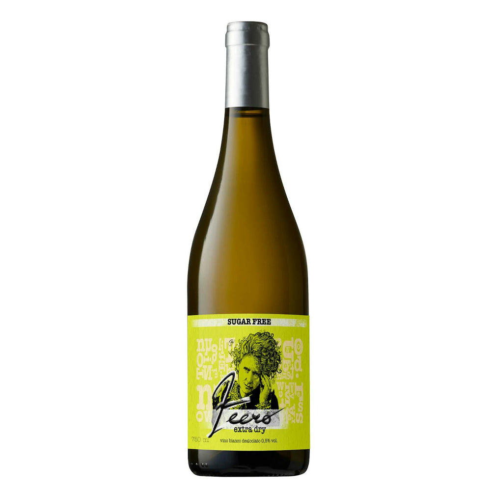 bottiglia di vino bianco con etichetta gialla con disegno di volto, testo Peero extra dry e tappo argento