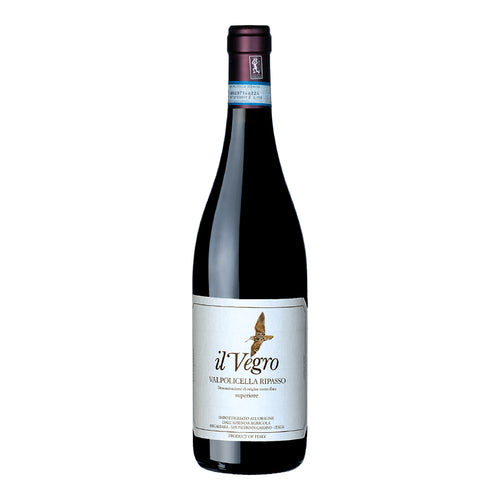 bottiglia di vino rosso con etichetta bianca il Vegro Valpolicella Ripasso, disegno di uccello, sfondo bianco