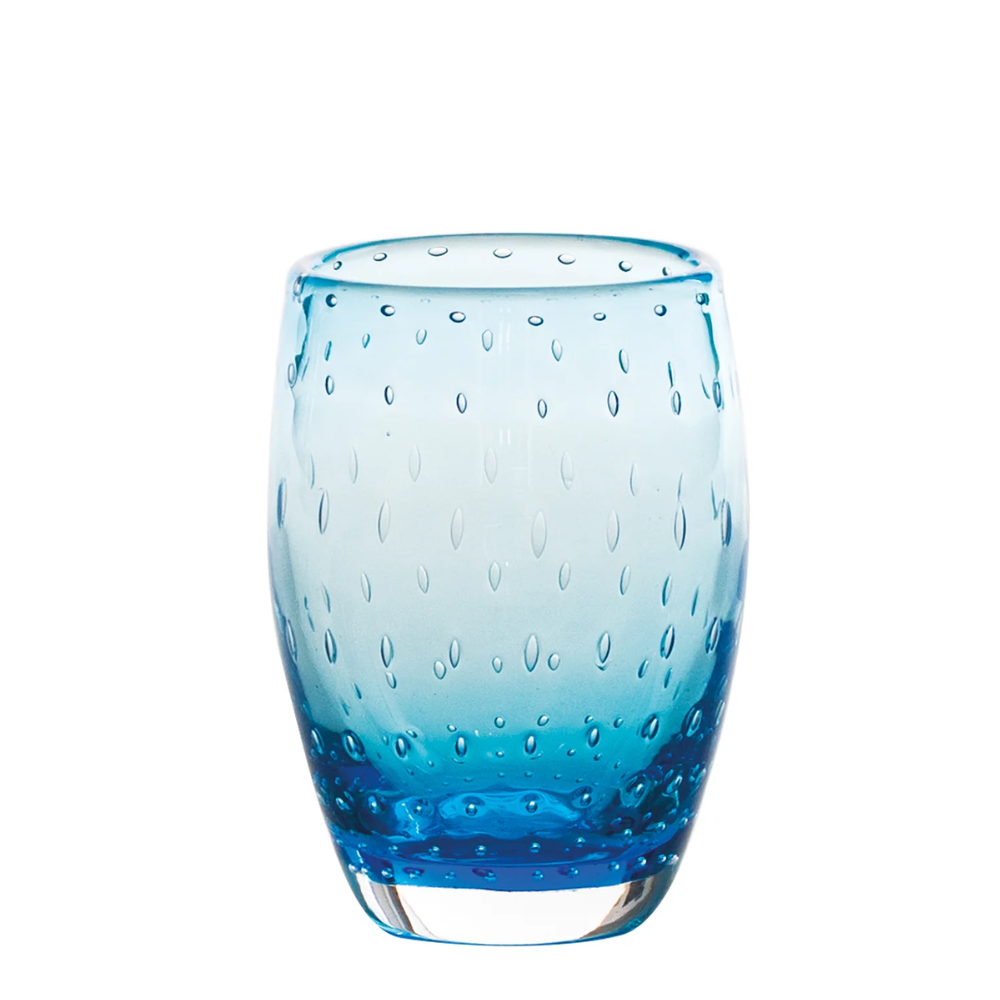 bicchiere azzurro in vetro soffiato con puntini rilievo e base trasparente su sfondo bianco