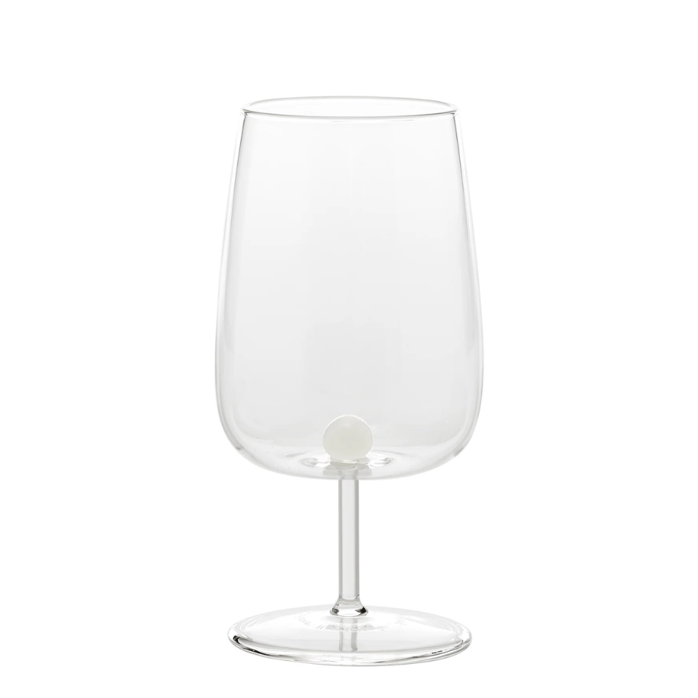 bicchiere trasparente da vino con gambo sottile e base tonda, sfera bianca decorativa incastonata all'interno della coppa
