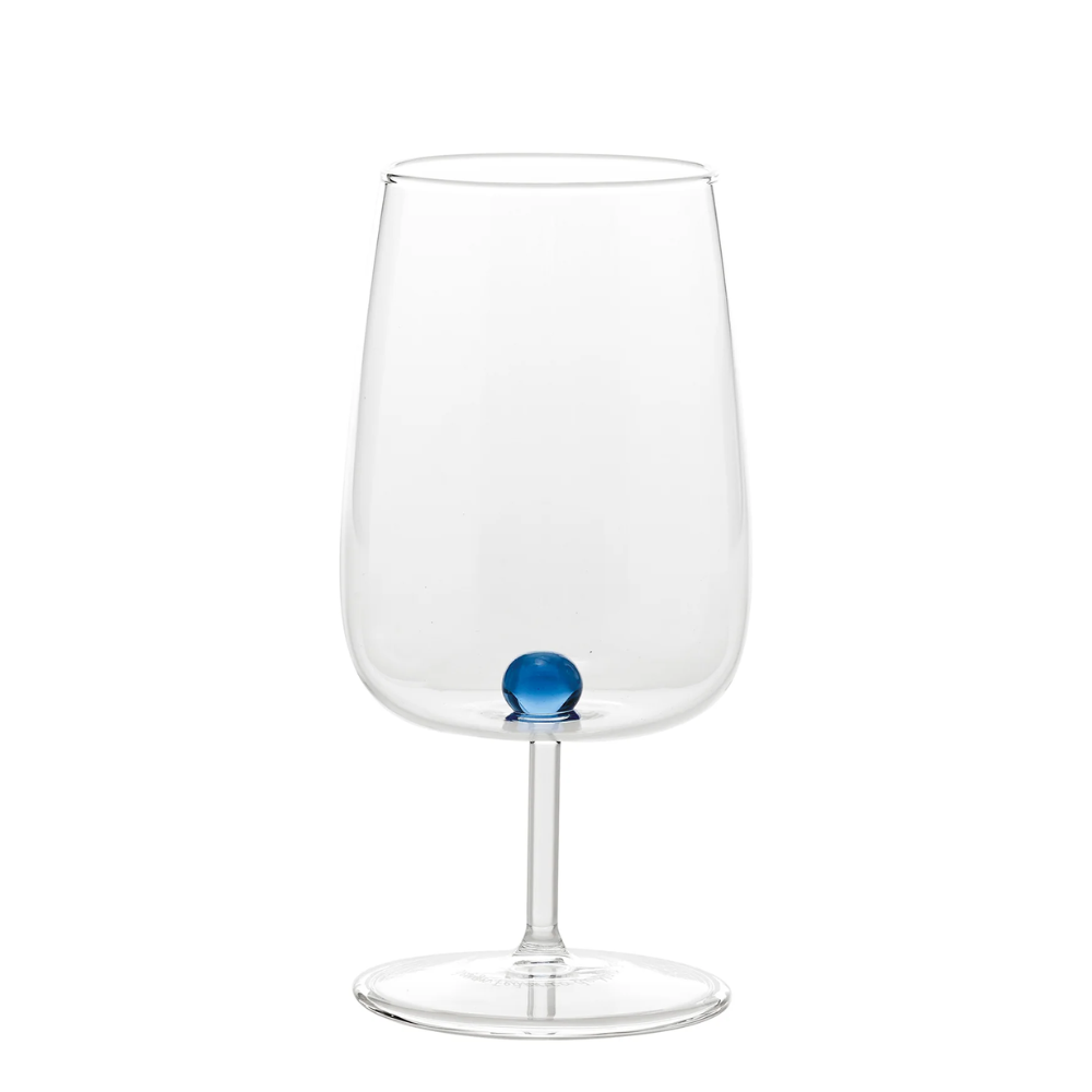 calice da vino trasparente con gambo sottile e base tonda, dettaglio sfera blu all'interno, sfondo bianco