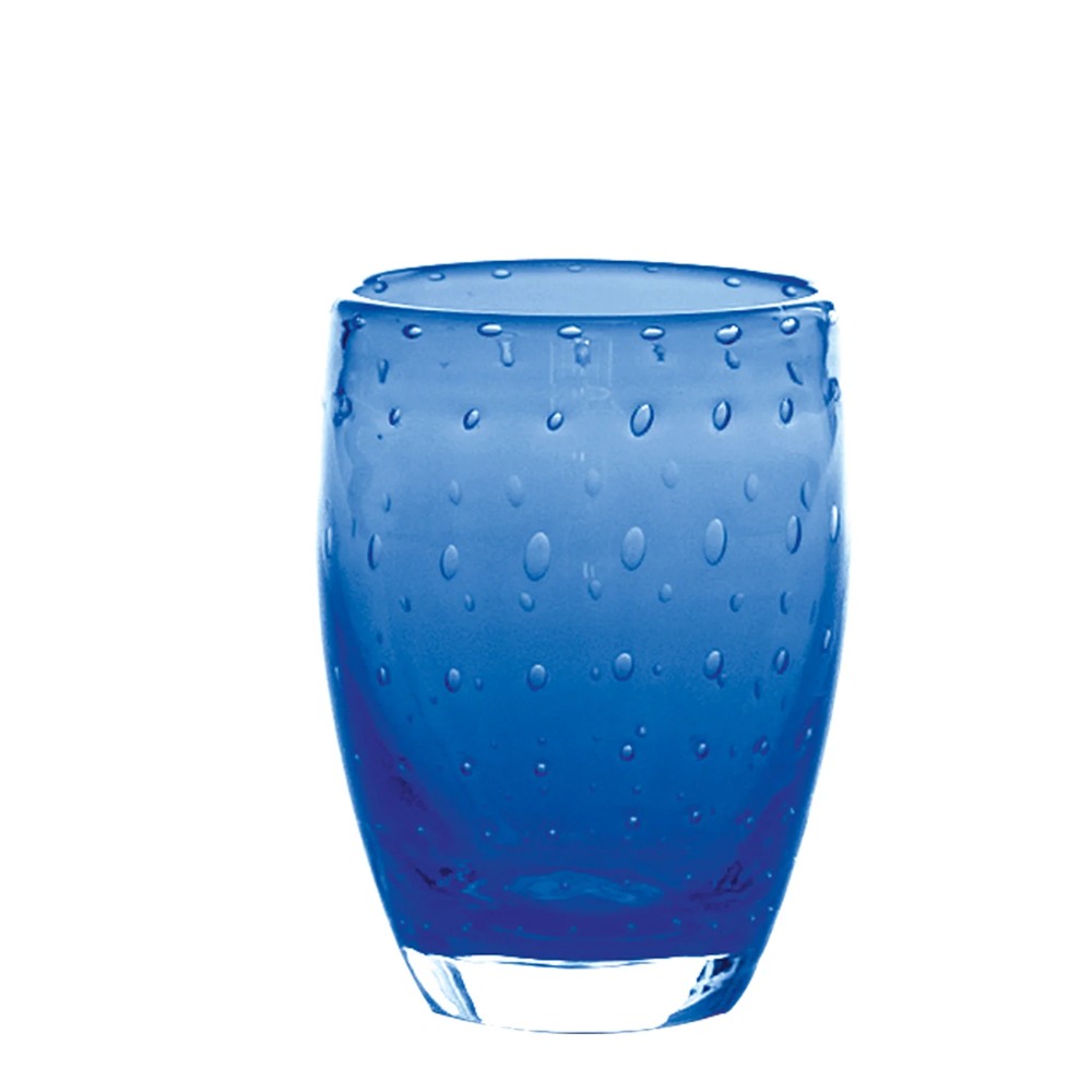 Bicchiere blu di vetro semitrasparente con piccole bolle decorative su tutta la superficie, sfondo bianco.