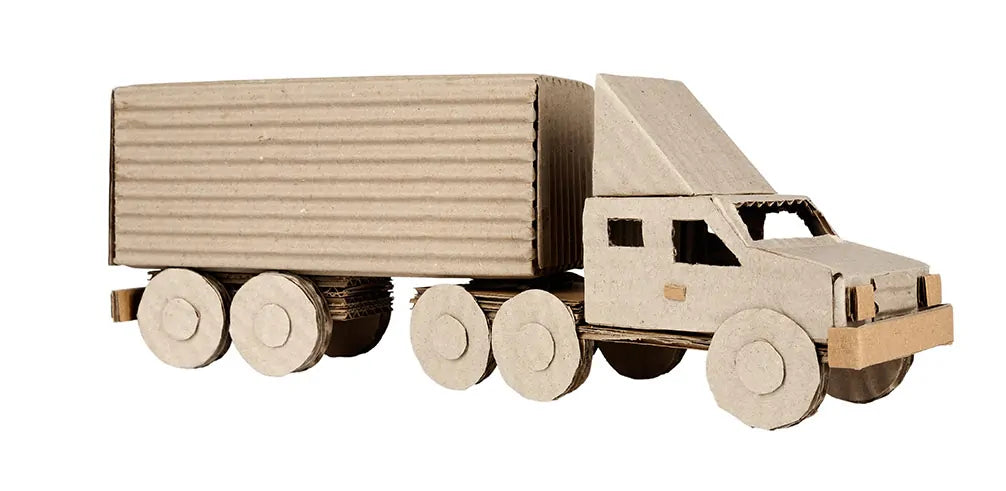 modellino di camion realizzato in cartone ondulato e liscio color marrone chiaro, con ruote tonde e cabina