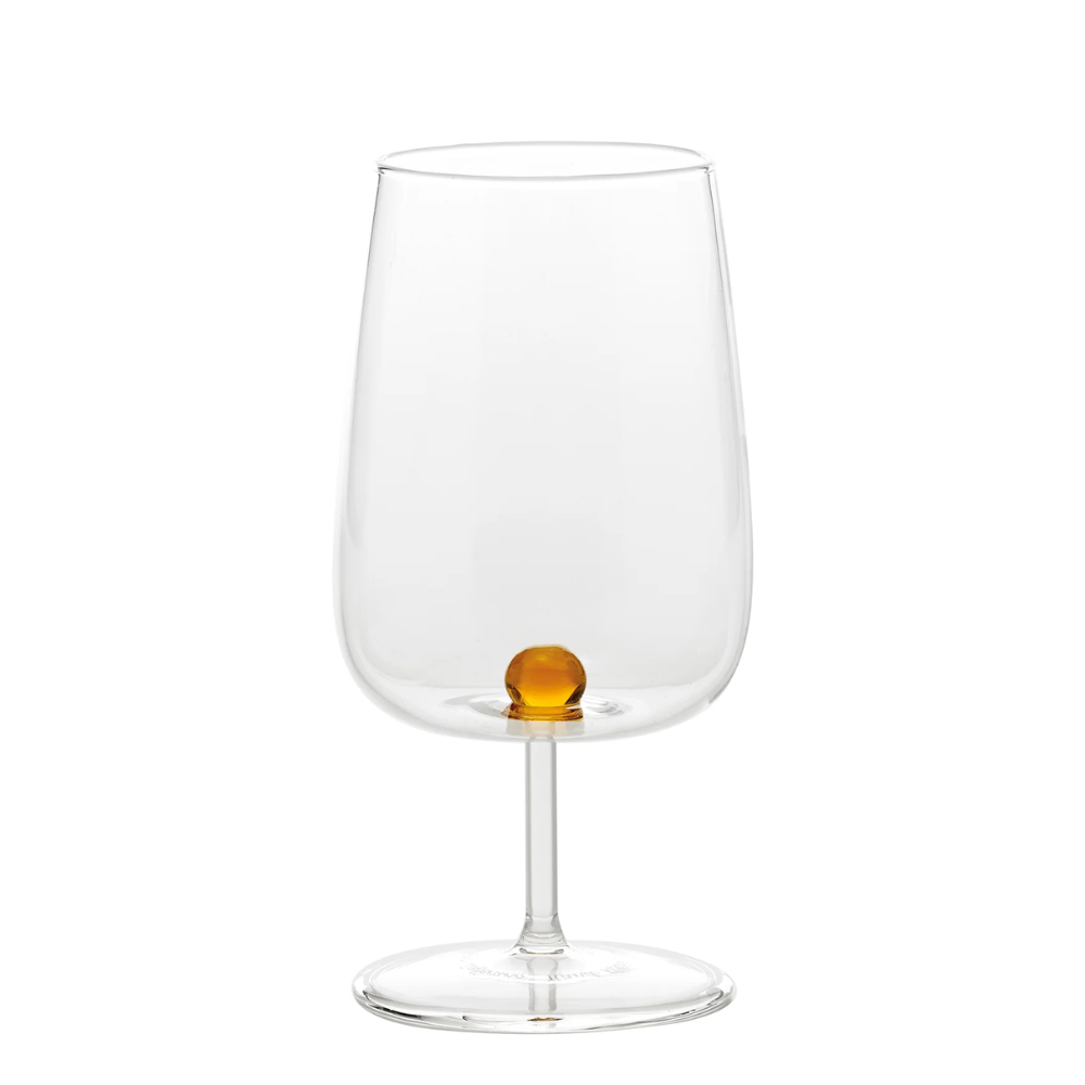 Calice da vino in vetro trasparente con stelo sottile, base circolare e piccola sfera decorativa gialla all'interno della coppa.