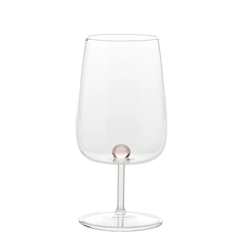 calice trasparente in vetro con base tonda e gambo centrale, sfera rosa chiaro decorativa alla base della coppa, sfondo bianco