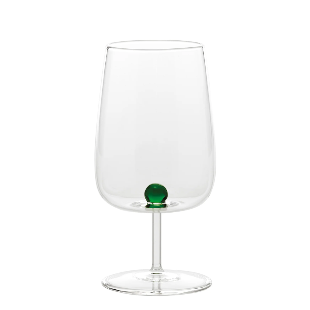 calice di vetro trasparente con base tonda, gambo sottile e decorazione verde sfera all'interno della coppa su sfondo bianco