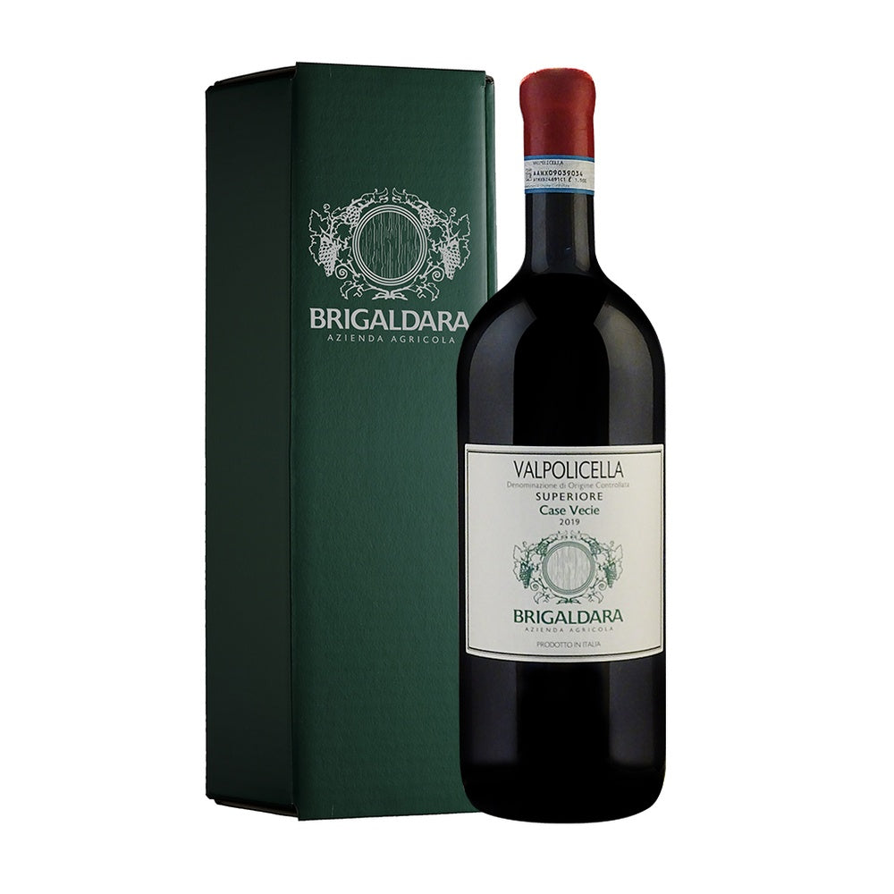 Bottiglia di vino Valpolicella Superiore in una confezione verde, con etichetta bianca e dettagli in oro.