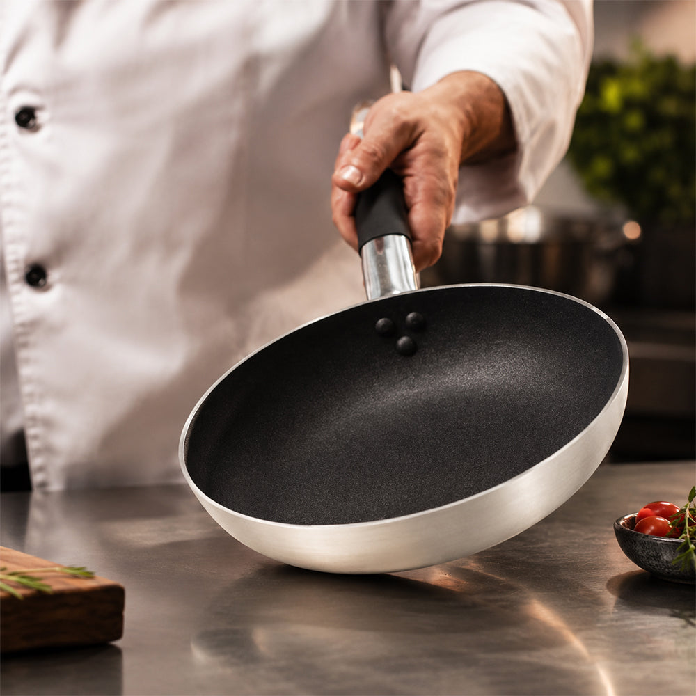 Come scegliere una padella professionale: guida ai materiali e alle linee Agnelli