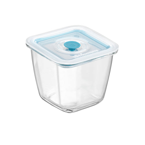 Contenitore quadrato in vetro con coperchio blu chiaro, trasparente, leggermente angolare, senza contenuto visibile.