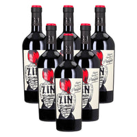 Sei bottiglie di vino rosso con etichetta decorata da disegno di donna con capelli rossi e scritte in nero su sfondo bianco.