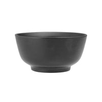 Ciotola di colore nero, forma rotonda con base leggermente rialzata, materiali non specificati, sfondo bianco neutro.