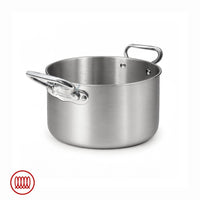 Pentola rotonda in acciaio inox spazzolato con due manici metallici lucidi, su sfondo bianco neutro.