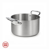 Pentola in acciaio inox satinato con due manici in metallo lucidato, superficie liscia e interna visibile, su sfondo bianco.