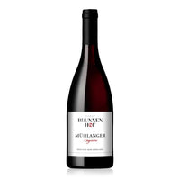 Bottiglia di vino rosso dalla forma affusolata, etichetta bianca con scritte nere e rosse, fondo nero.