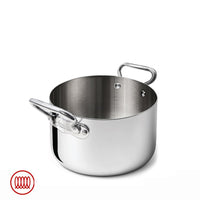 Pentola corta rotonda in acciaio inox lucido con due manici in metallo, sfondo bianco, logo rosso con spirali in basso a sinistra.