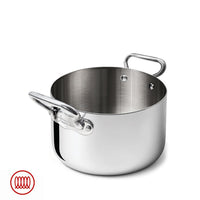 pentola in acciaio inox lucido con doppio manico corto, forma cilindrica e interno satinato, sfondo bianco minimalista