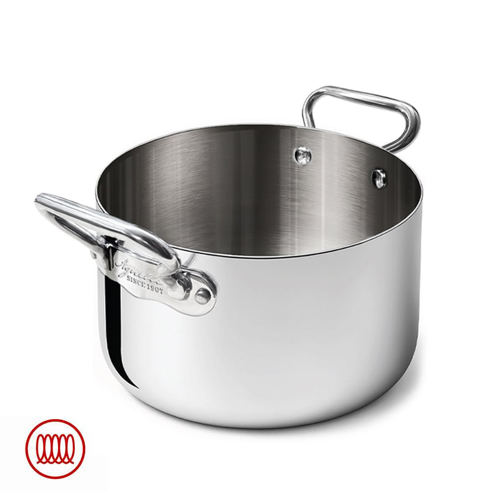 pentola in acciaio inox lucido, forma cilindrica con due manici metallici, sfondo bianco, logo rosso in basso a sinistra