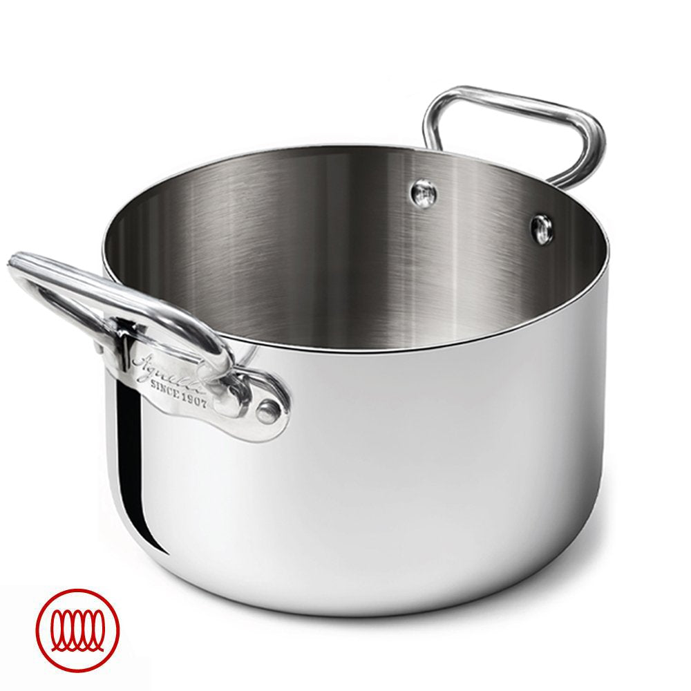 Pentola bassa rotonda in acciaio inox con due manici metallici, finitura lucida, sfondo bianco, simbolo spirale rosso in basso a sinistra.