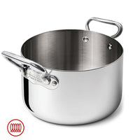 Pentola bassa rotonda in acciaio inox con due manici metallici, finitura lucida, sfondo bianco, simbolo spirale rosso in basso a sinistra.