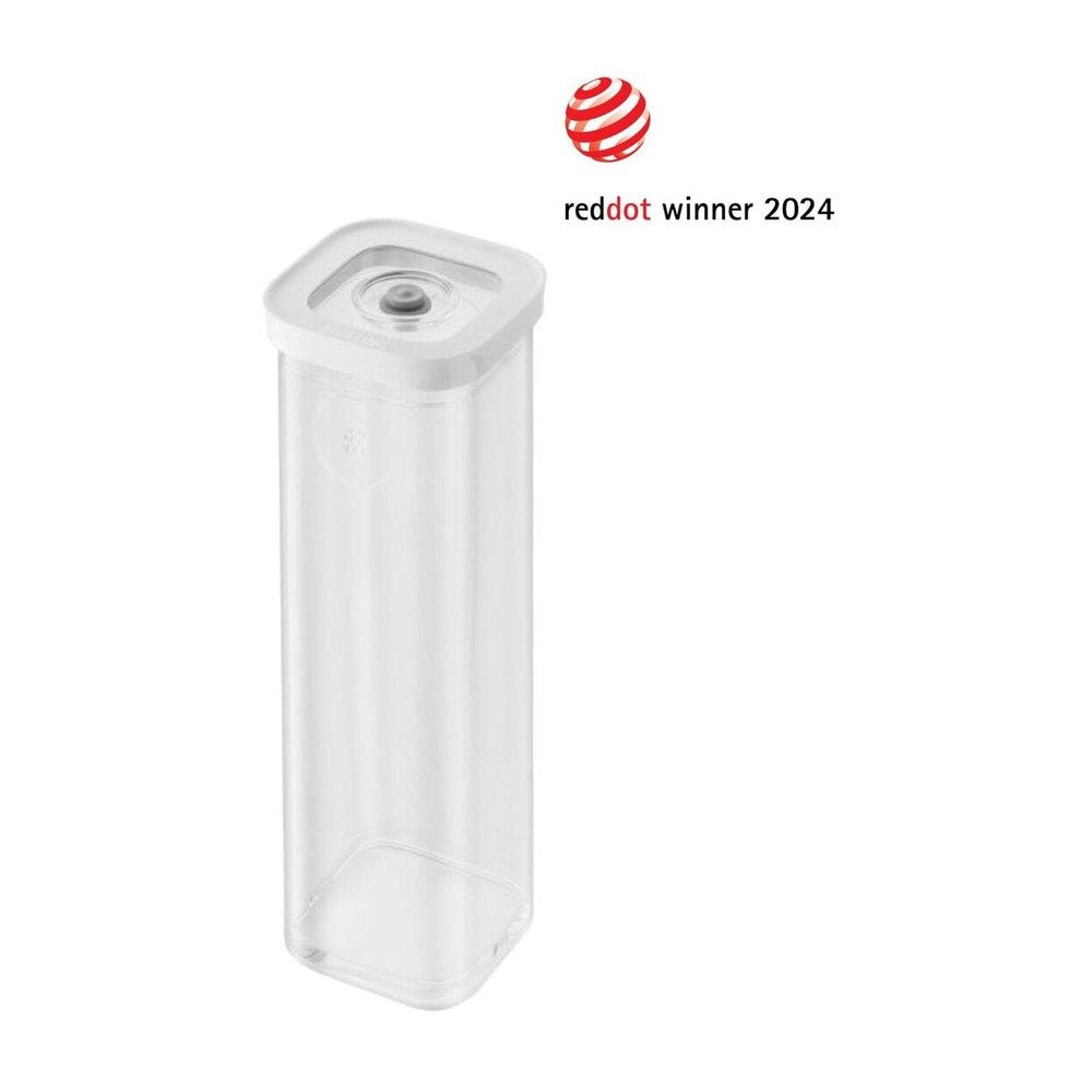Contenitore trasparente rettangolare con tappo bianco, struttura in plastica, su sfondo bianco. Presente logo Red Dot Winner 2024.
