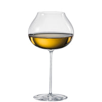Calice di vetro trasparente con stelo lungo e ampio corpo sferico contenente liquido dorato, su sfondo bianco.