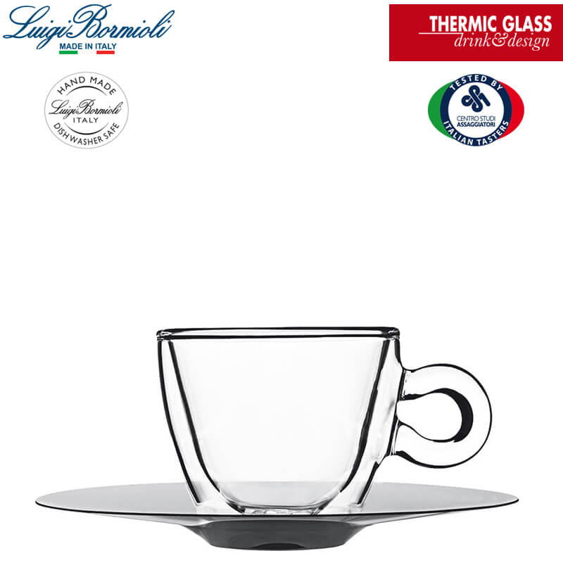 Taza transparente de cristal térmico con platillo metálico gris sobre fondo blanco