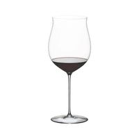 Calice di vetro trasparente con vino rosso riempito per metà, forma a tulipano con stelo lungo, su sfondo bianco.